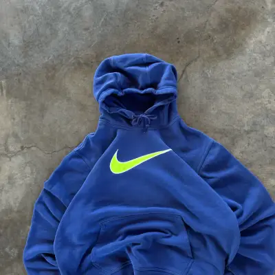 Polerón con capucha azul Nike logo verde - miniatura 3