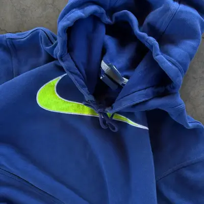 Polerón con capucha azul Nike logo verde - miniatura 4
