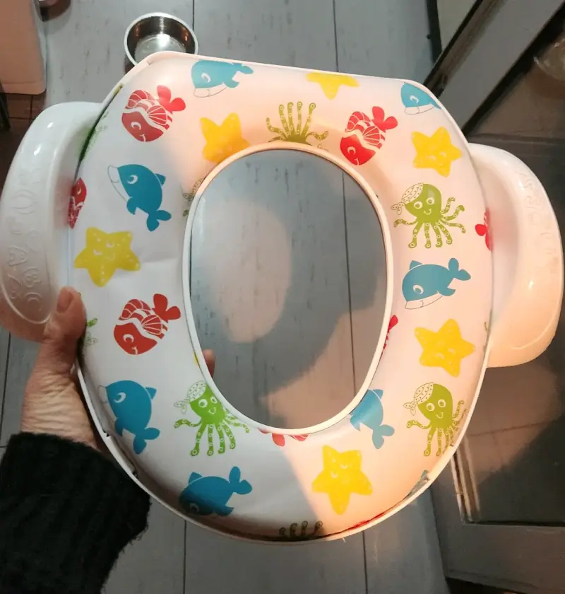 Asiento reductor de baño infantil con diseño marino - 1
