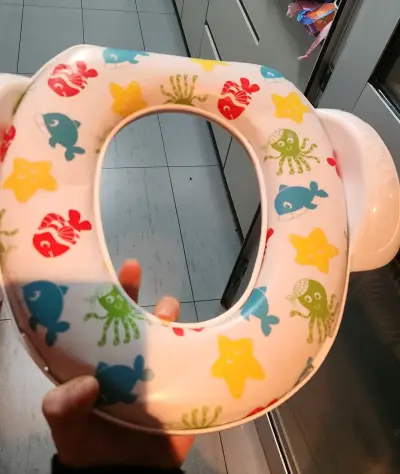 Asiento reductor de baño infantil con diseño marino - miniatura 2