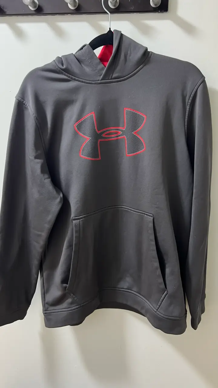Polerón Under Armour gris con capucha - 1