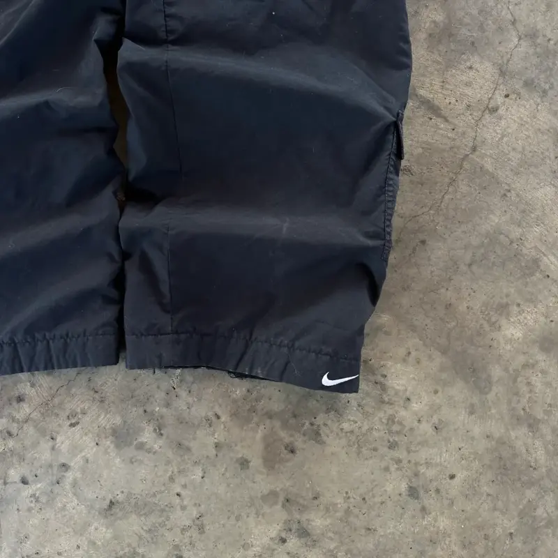 Pantalones deportivos Nike negros con franjas - 2