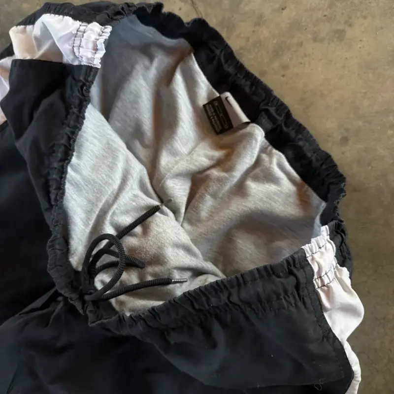 Pantalones deportivos Nike negros con franjas - 3