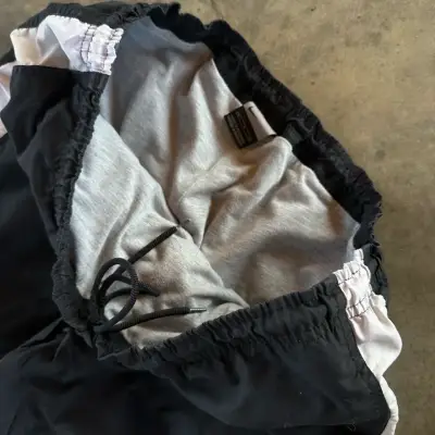 Pantalones deportivos Nike negros con franjas - miniatura 3