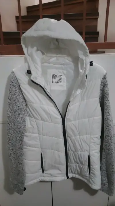 Chaqueta acolchada blanca con capucha - miniatura 1
