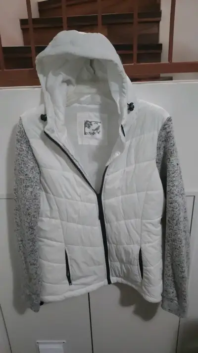 Chaqueta acolchada blanca con capucha - miniatura 2