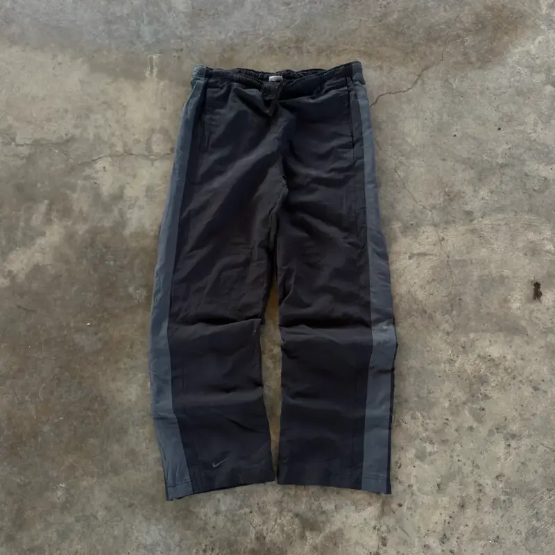 Pantalones deportivos Nike negros con franjas - 1