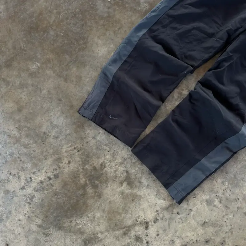 Pantalones deportivos Nike negros con franjas - 2