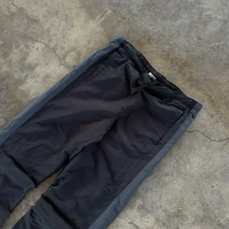 Pantalones deportivos Nike negros con franjas - 3