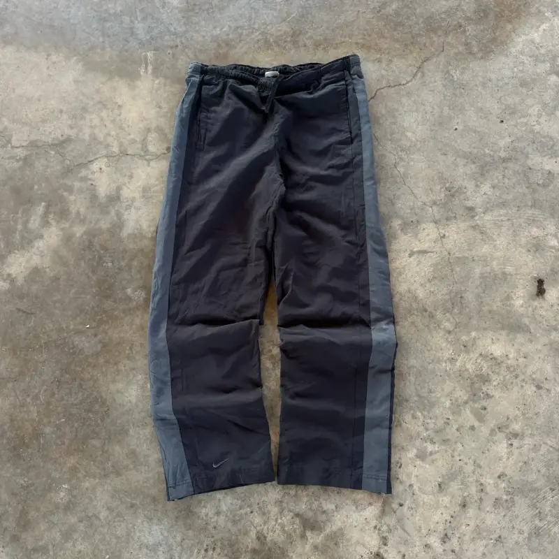 Pantalones deportivos Nike negros con franjas - 4