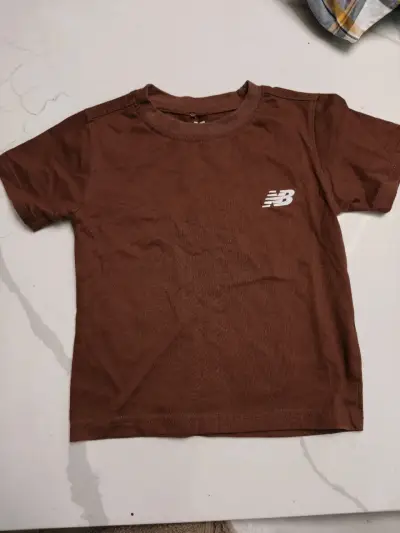 Polera marrón New Balance para niños - miniatura 1