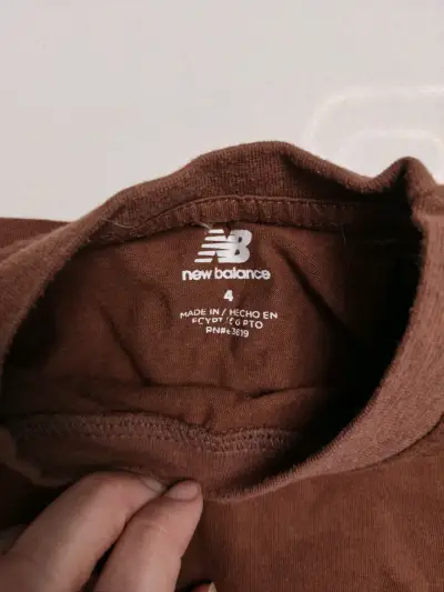 Polera marrón New Balance para niños - miniatura 2
