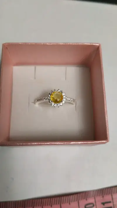 Anillo de plata con piedra amarilla y circonitas - miniatura 1