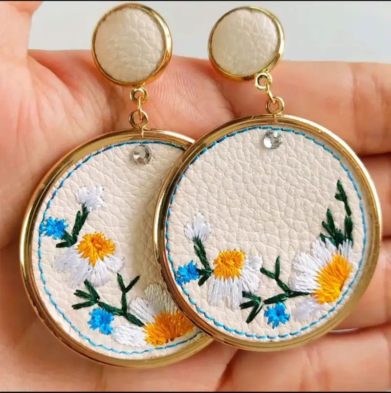 Aros bordados con flores en cuero - 1