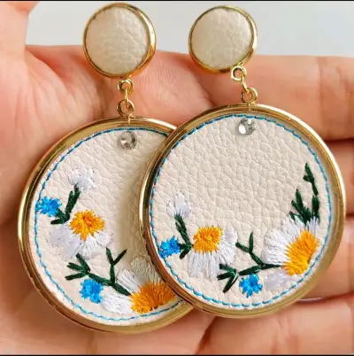 Aros bordados con flores en cuero - miniatura 1