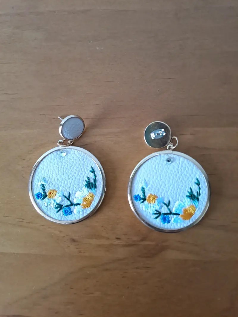 Aros bordados con flores en cuero - 2