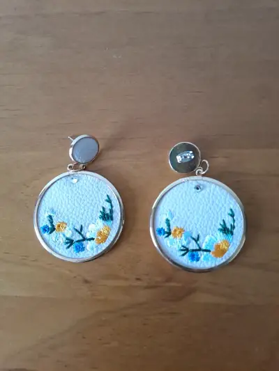 Aros bordados con flores en cuero - miniatura 2