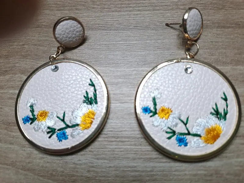 Aros bordados con flores en cuero - 4