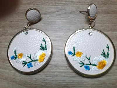 Aros bordados con flores en cuero - miniatura 4