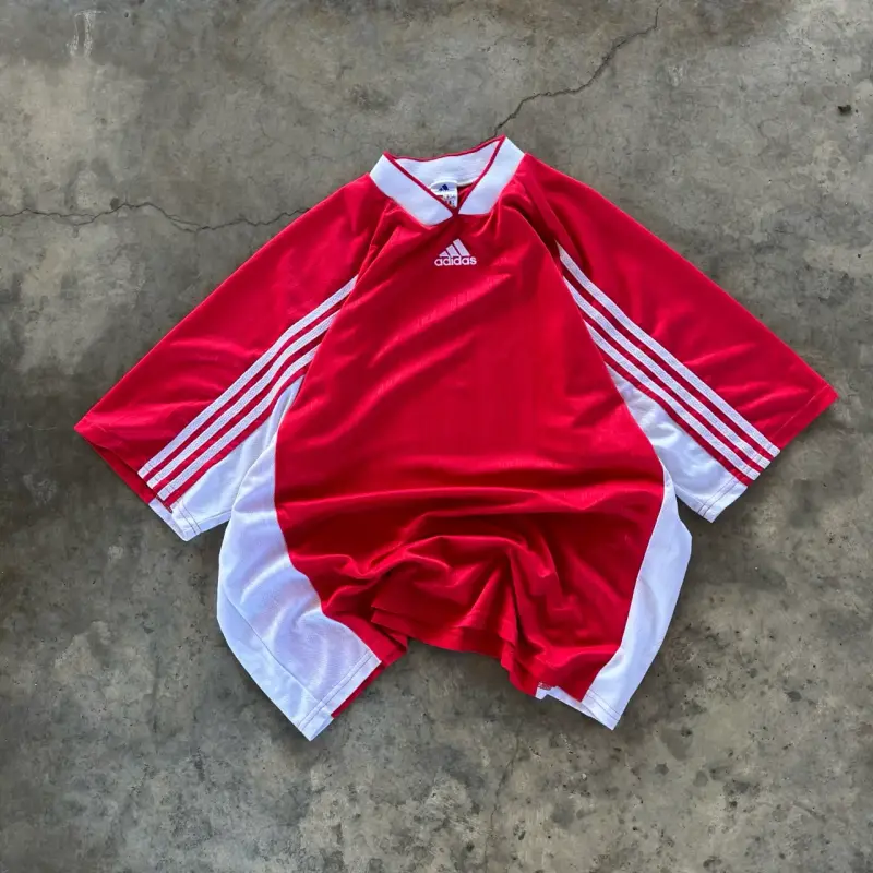 Camiseta deportiva Adidas roja y blanca - 1