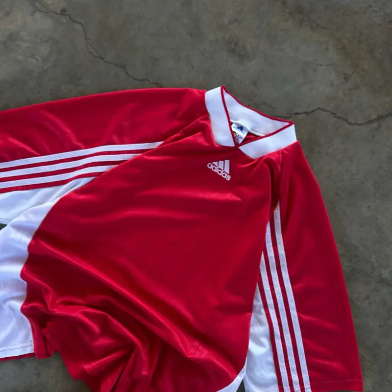 Camiseta deportiva Adidas roja y blanca - 2