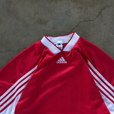 Camiseta deportiva Adidas roja y blanca - miniatura 3