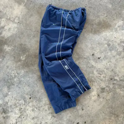 Pantalones deportivos Nike azul con logo - miniatura 1