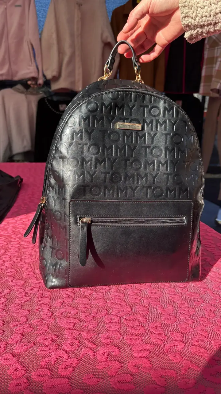 Mochila Tommy Hilfiger negra elegante - 1