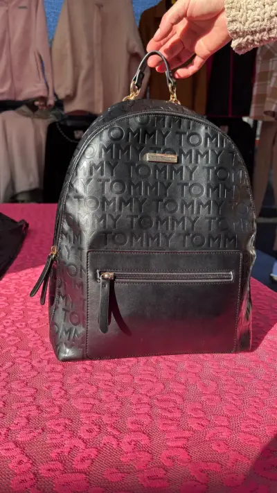 Mochila Tommy Hilfiger negra elegante - miniatura 1