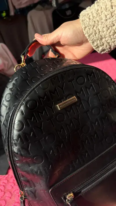 Mochila Tommy Hilfiger negra elegante - miniatura 2
