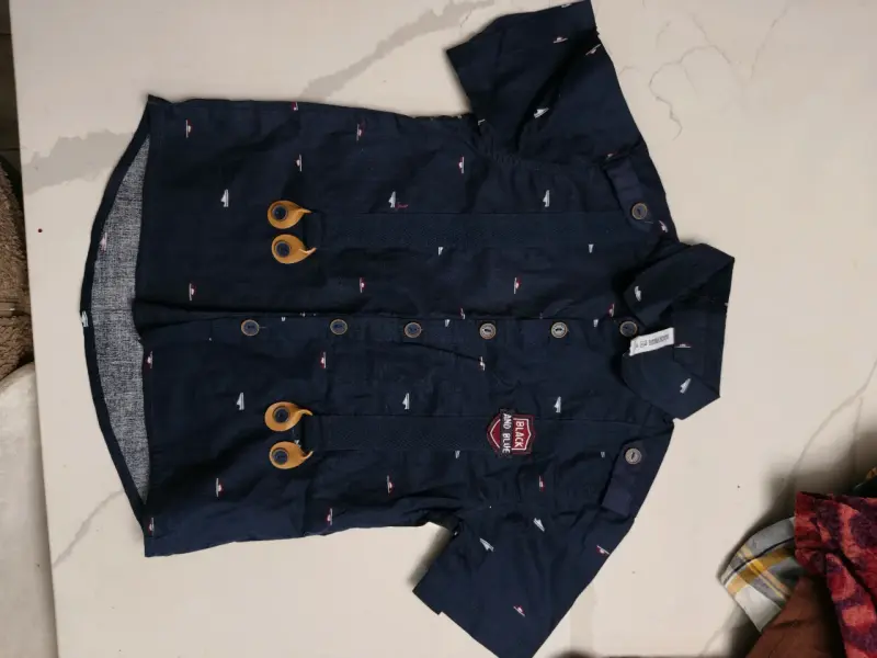 Camisa infantil azul marino con estampado - 1