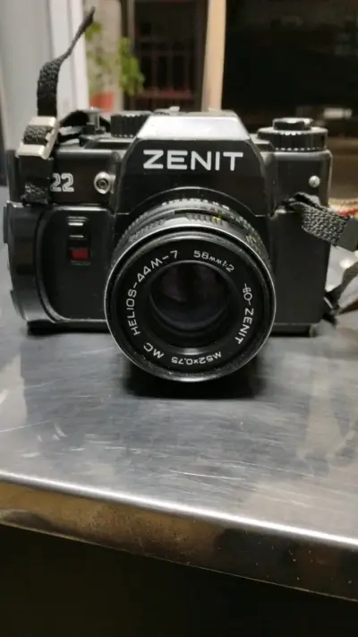 Cámara Zenit 122 con lente Helios 44M-7 - miniatura 1