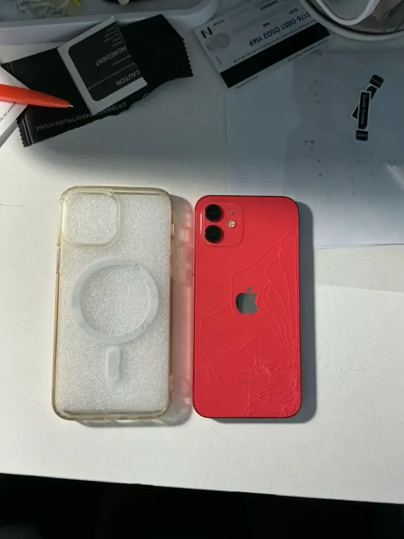iPhone 12 rojo con detalle - 1