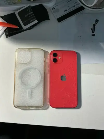 iPhone 12 rojo con detalle - miniatura 1