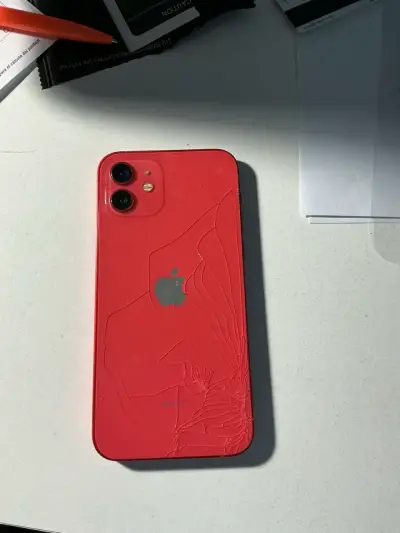 iPhone 12 rojo con detalle - miniatura 2