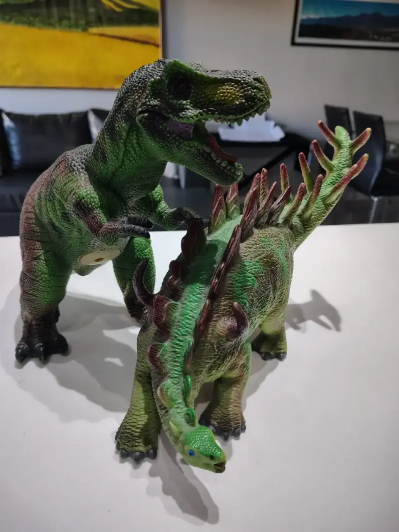 Figuras de dinosaurios T-Rex y Stegosaurus