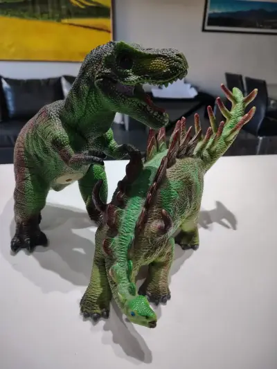 Figuras de dinosaurios T-Rex y Stegosaurus - miniatura 1