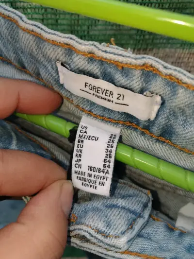 Shorts de mezclilla desgastados Forever 21 - miniatura 2