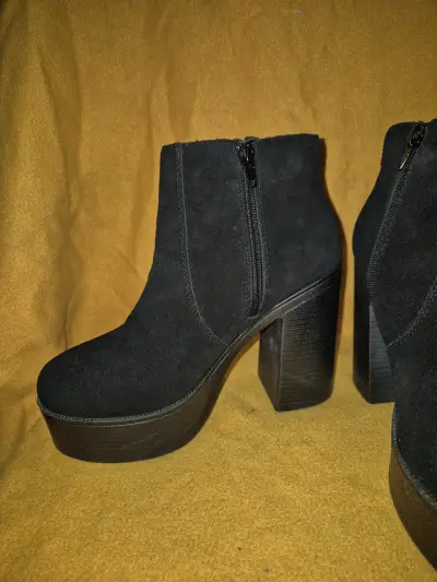 Botines negros de tacón alto con cierre lateral - miniatura 1