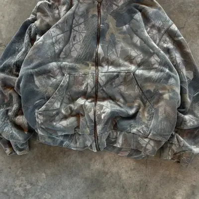 Polerón camuflado con capucha y cierre - miniatura 3