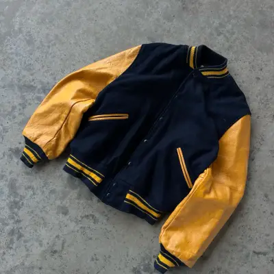 Chaqueta varsity negro y amarillo cuero vintage - miniatura 4