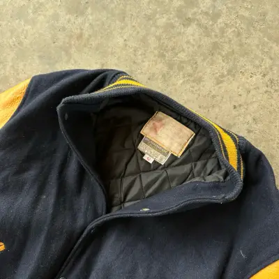 Chaqueta varsity negro y amarillo cuero vintage - miniatura 5