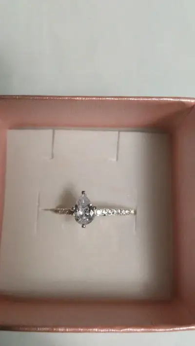 Anillo de compromiso con piedra central brillante - miniatura 1