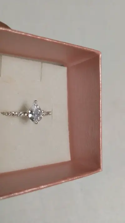 Anillo de compromiso con piedra central brillante - miniatura 2
