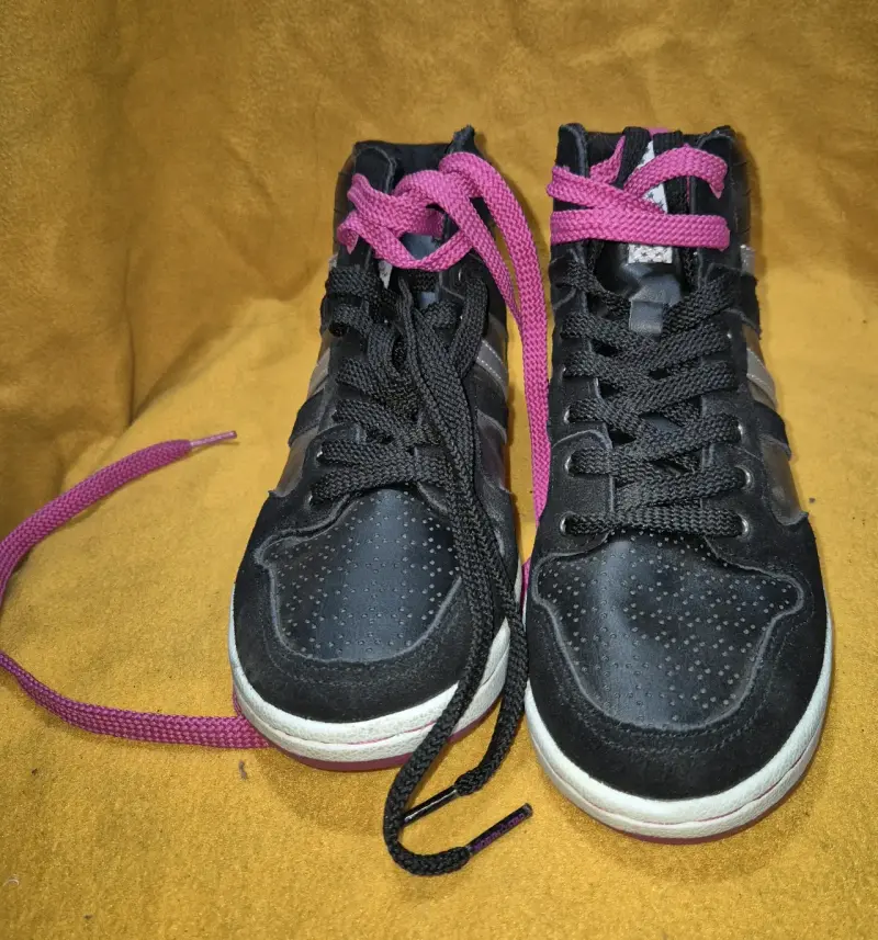 Zapatillas deportivas negras con cordones rosas - 1