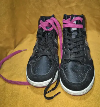 Zapatillas deportivas negras con cordones rosas - miniatura 1