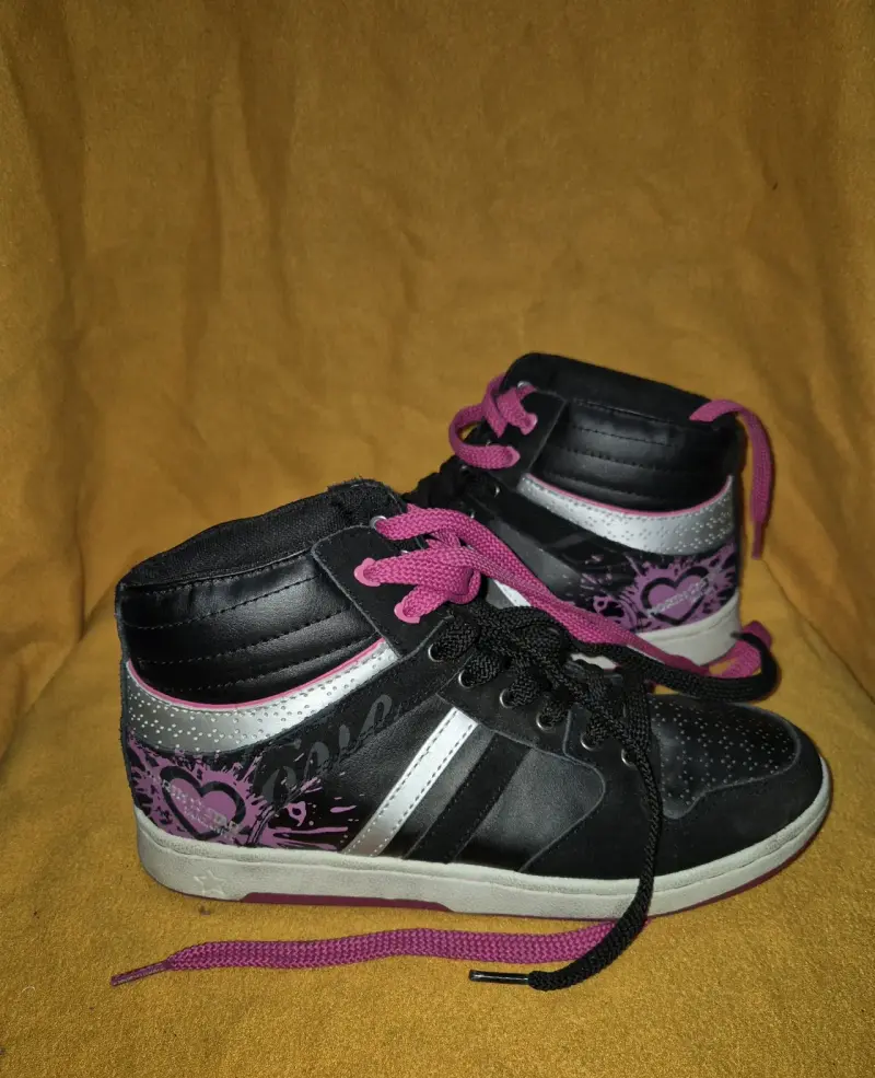 Zapatillas deportivas negras con cordones rosas - 2