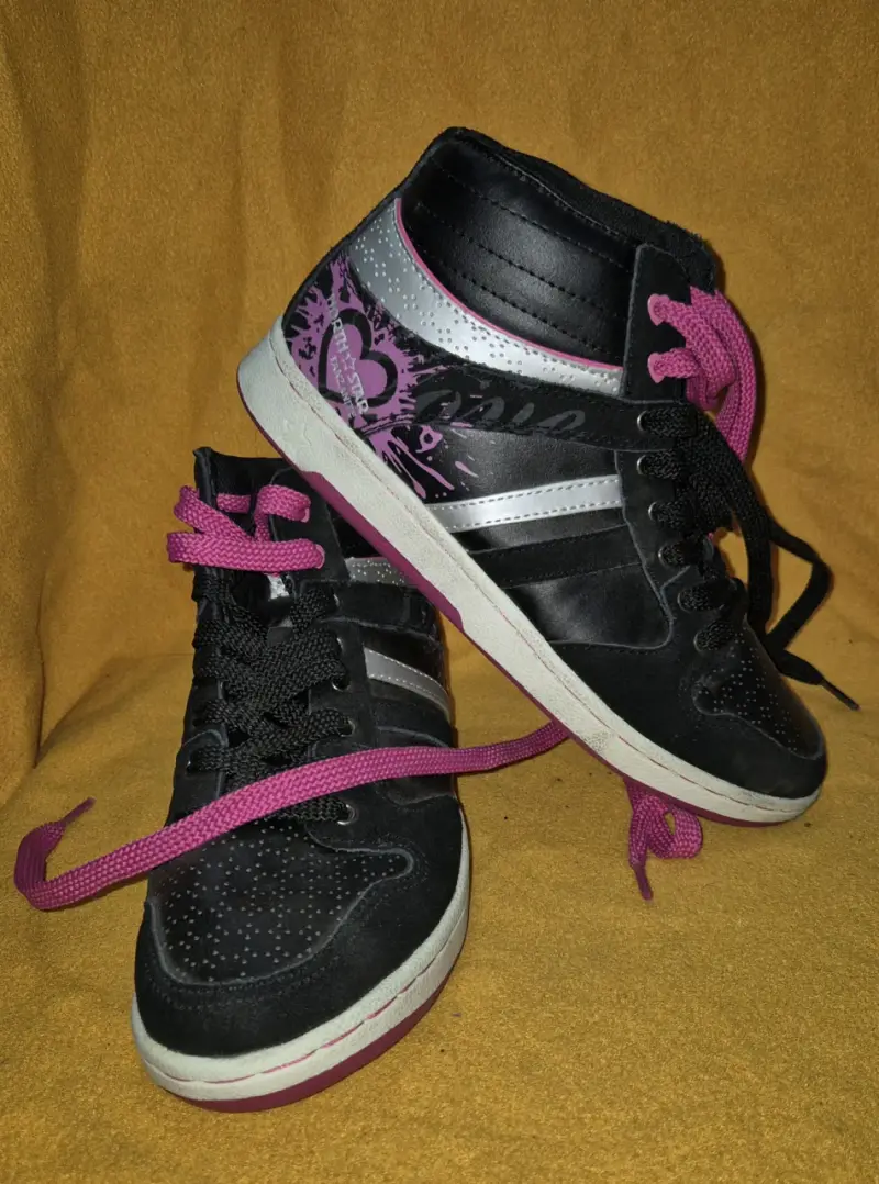 Zapatillas deportivas negras con cordones rosas - 3