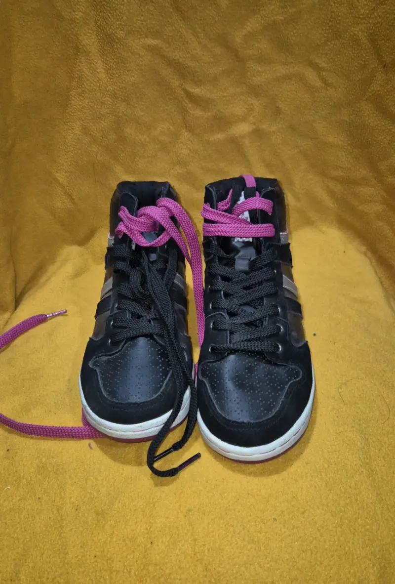 Zapatillas deportivas negras con cordones rosas - 4