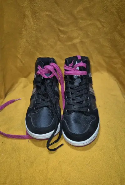 Zapatillas deportivas negras con cordones rosas - miniatura 4